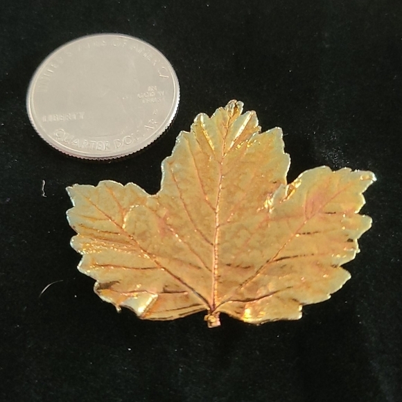 Maple leaf Brooch - Picture 2 of 3